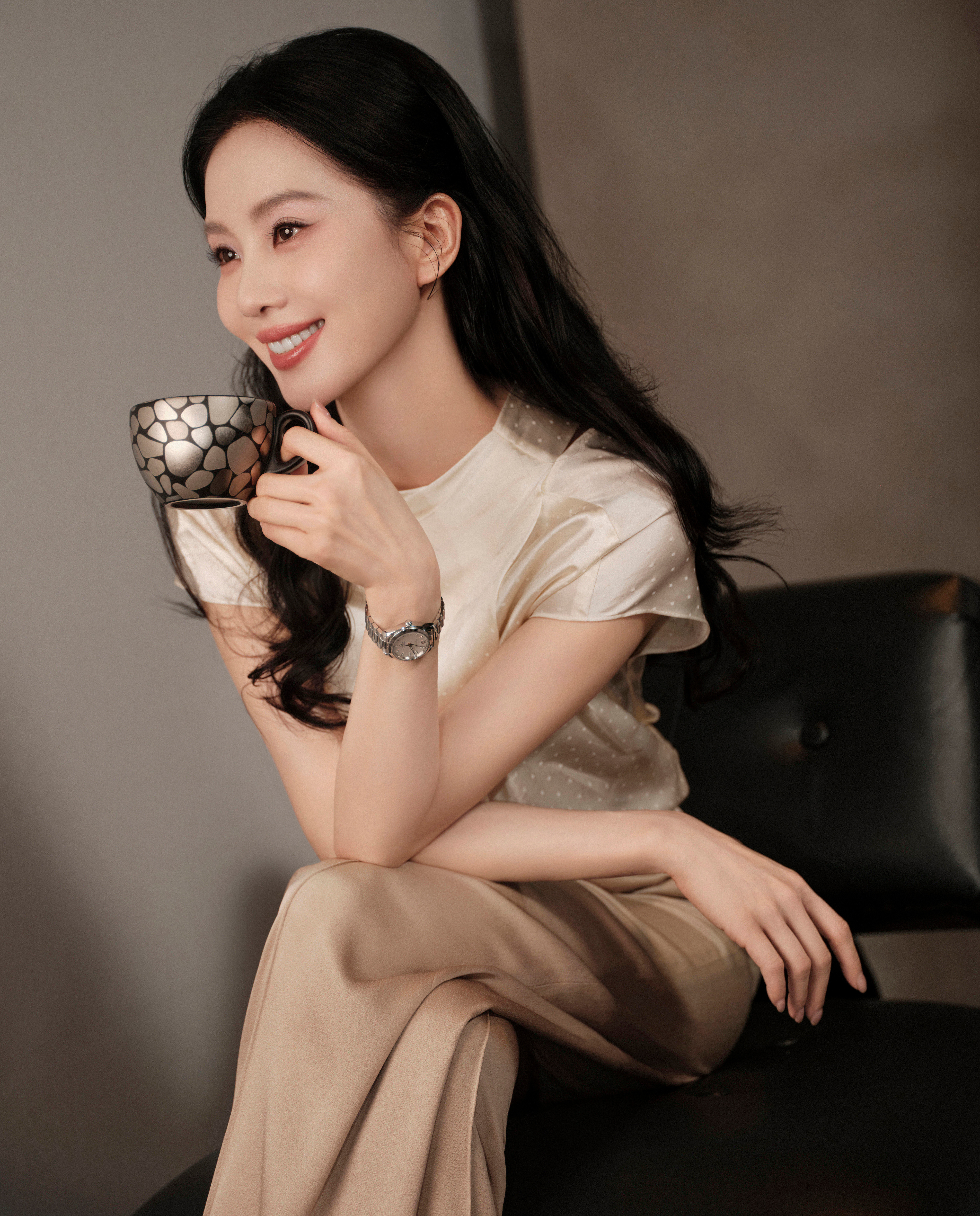 刘诗诗 明眸浅笑的刹那，仿佛星河倾落，转而凝于腕间。​​​