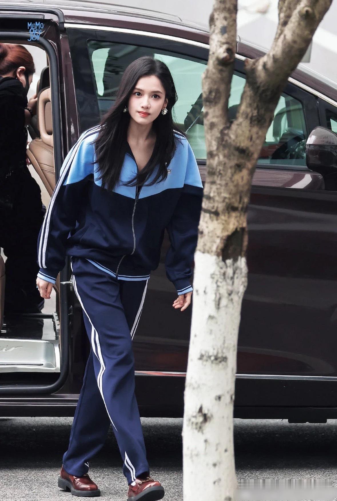 校服版的张婧仪，现偶感来了​​​