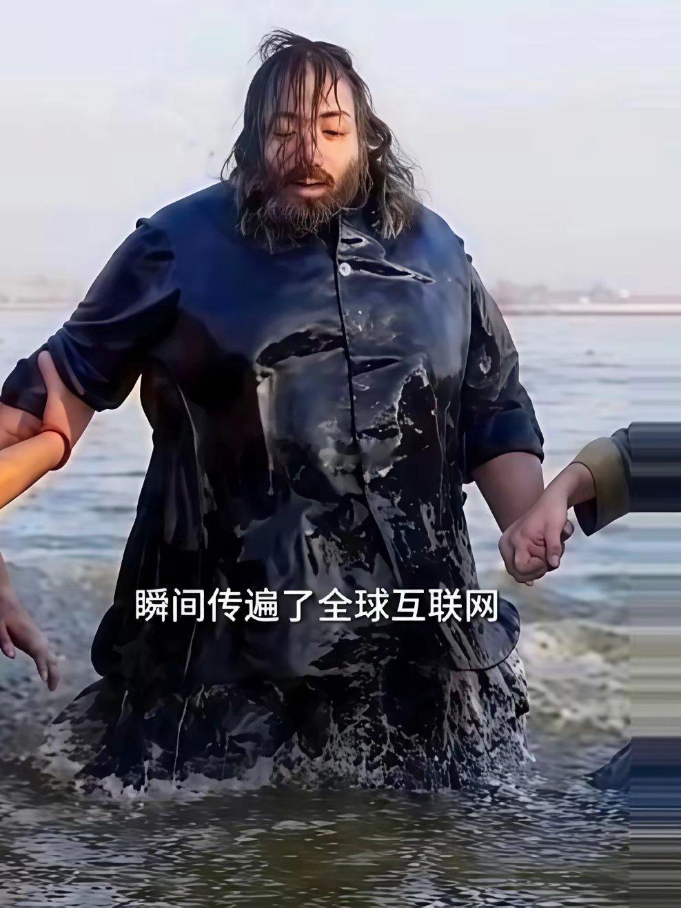 其实印度首富根本就不想下河但是也怕遭人非议，不得已才下了河她们比谁都清楚这条河有