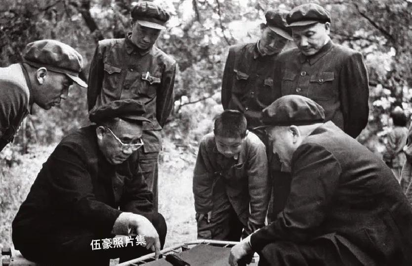 1953年8月，朱德邀彭德怀到十三陵水库郊游，在休息时下棋。朱德和彭德怀都是棋迷