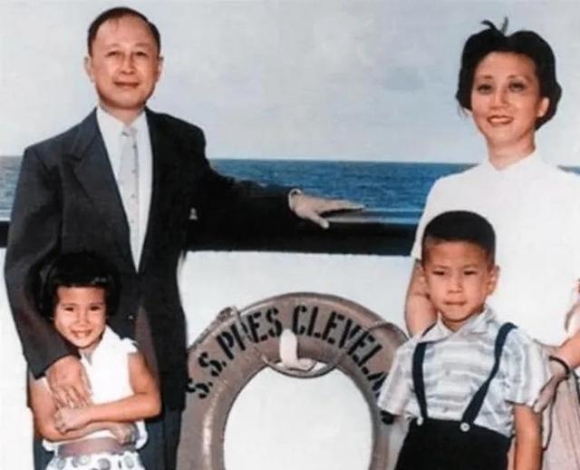 1955年，44岁的钱学森，带全家回国。船到夏威夷时，有位满头银发的老太太，指着