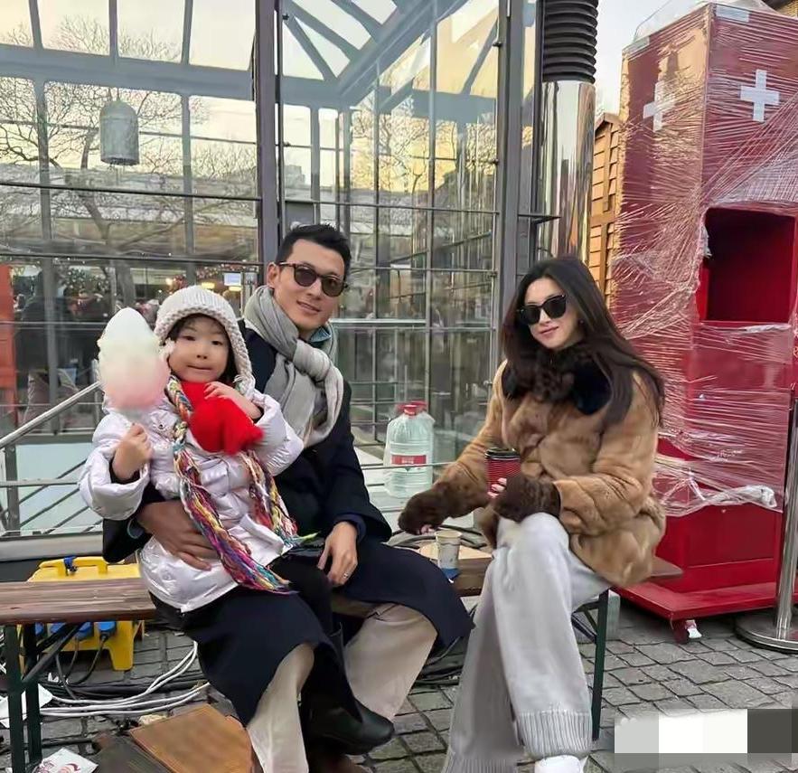 近日朱珠与老公带着女儿现身德国：身穿浅咖色皮草的朱珠长发披肩，浅笑安然，洋气十足