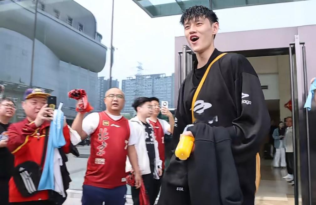 曾凡博刘传兴对曾凡博是普通犯规吗曾凡博腰椎横突骨折走之前，回来后。蹲一