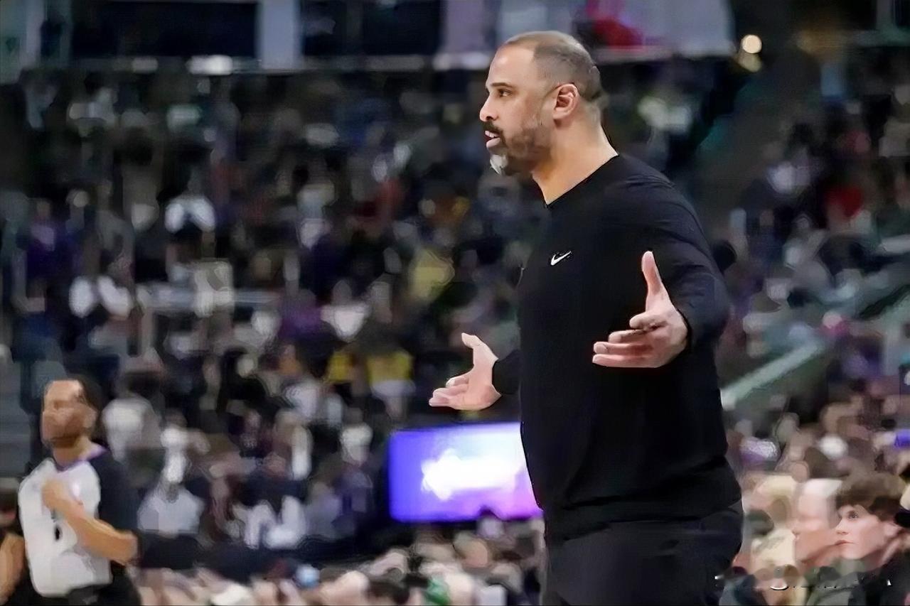 乌度卡的思维方式仍是“防守助教”模式，没有建立主教练的攻防一体的思维模式！