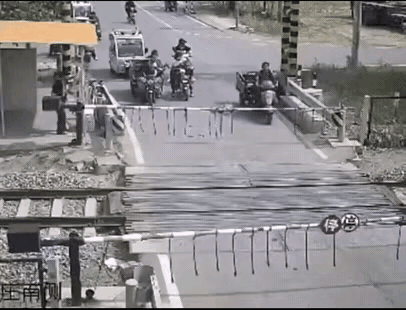 太危险了，这是有人看管道口，有人就是没有安全意识，生命是你自己的，不珍惜就是你自