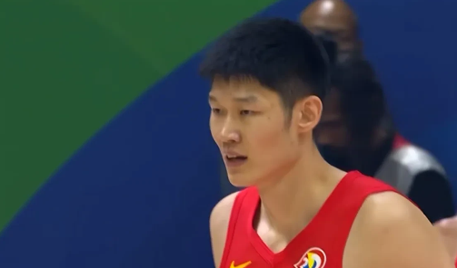 实话实说！胡金秋打五号位，防守能力明显不足，打国际比赛相当吃亏。从防守的角度来看