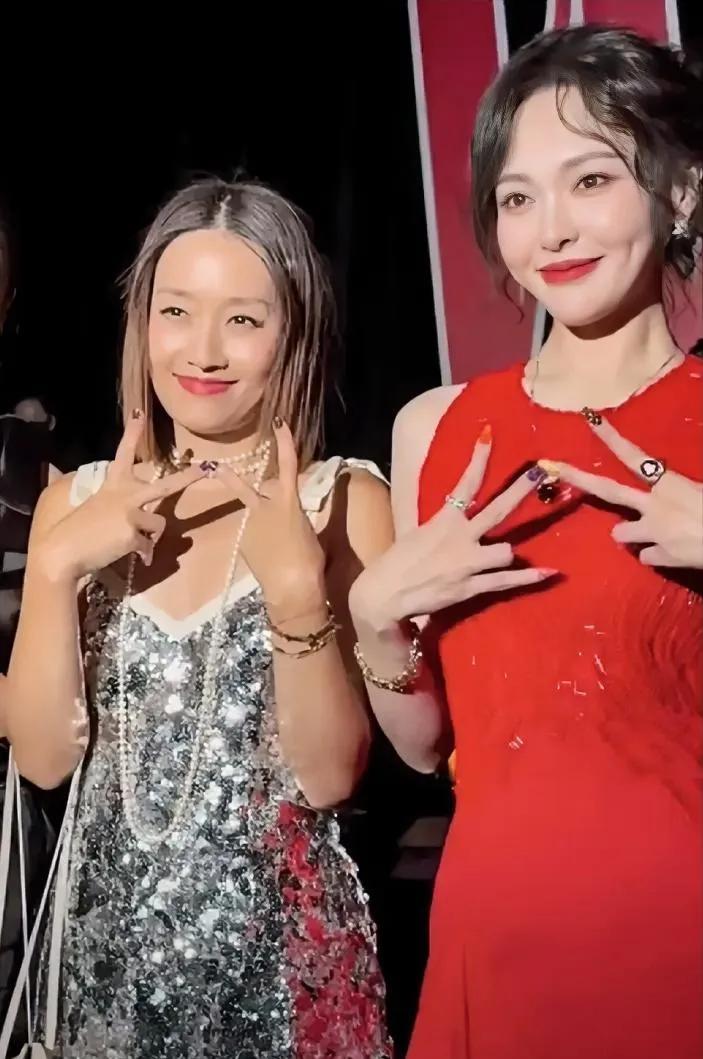 婚姻是否幸福，说实话，一开始真没认出来唐嫣身边的那个人就是马伊琍，两个人的状