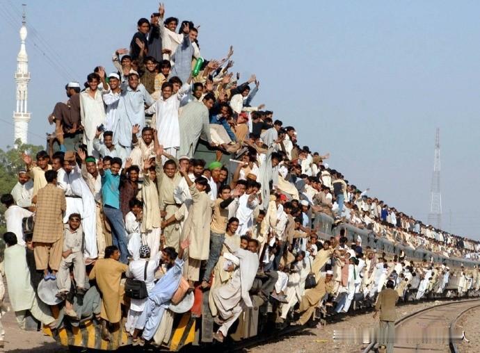 还在吹“印度崛起”？这泡沫该破了！很多人以为，15亿人是“人口红利”。错了！真相