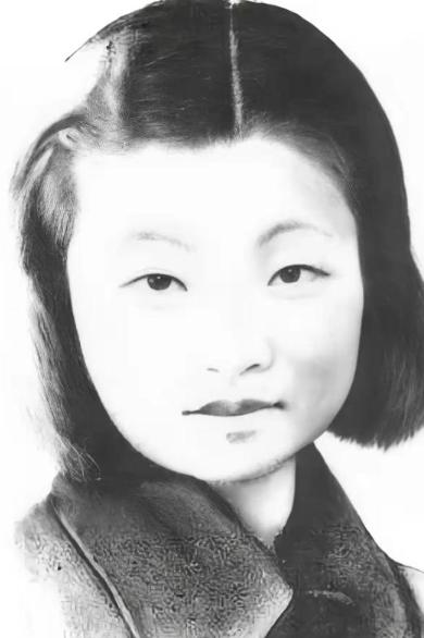 1942年，一个刚做母亲半年的29岁女人，从晚宴归来后突然上吐下泻，次日被送进桂