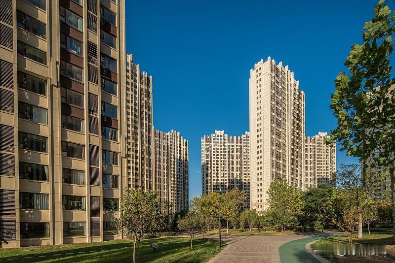 五十岁了才有属于自己的窝！上周刚敲定这套小高楼时，我攥着购房合同在小区门口站