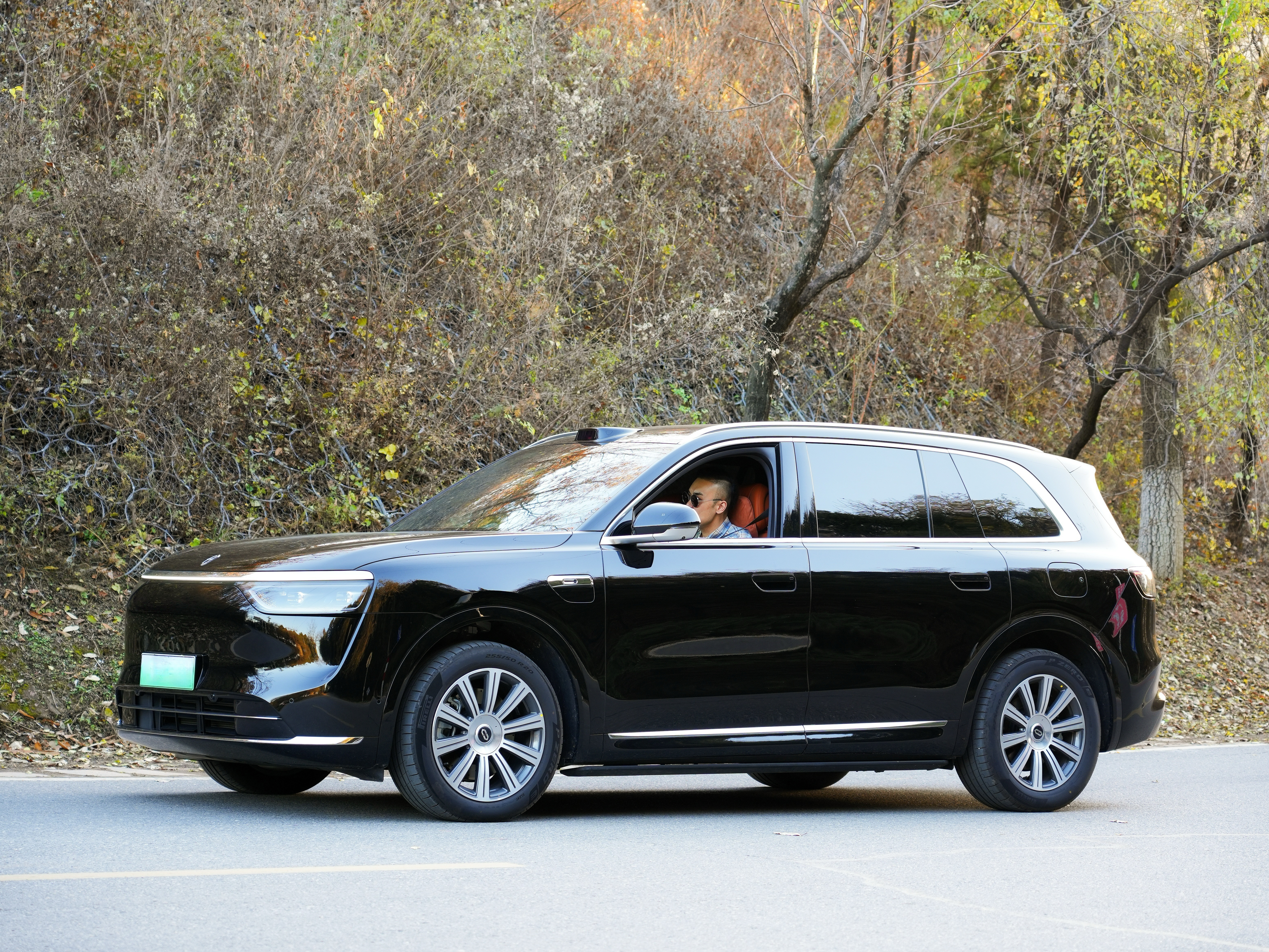 前段时间去山里试了试我这台问界M8在山路上的智驾表现，顺便拍了照📷