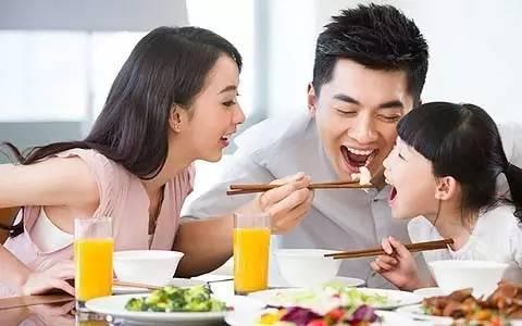 吃饭的时候家长不要对孩子做这三件事, 容易影响孩子发育