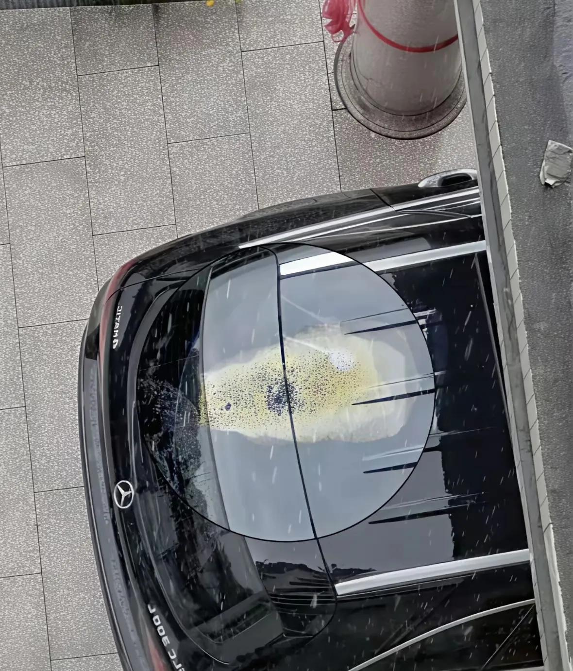 不要把车停在空调外机下面，空调冷凝水弱酸性​​​