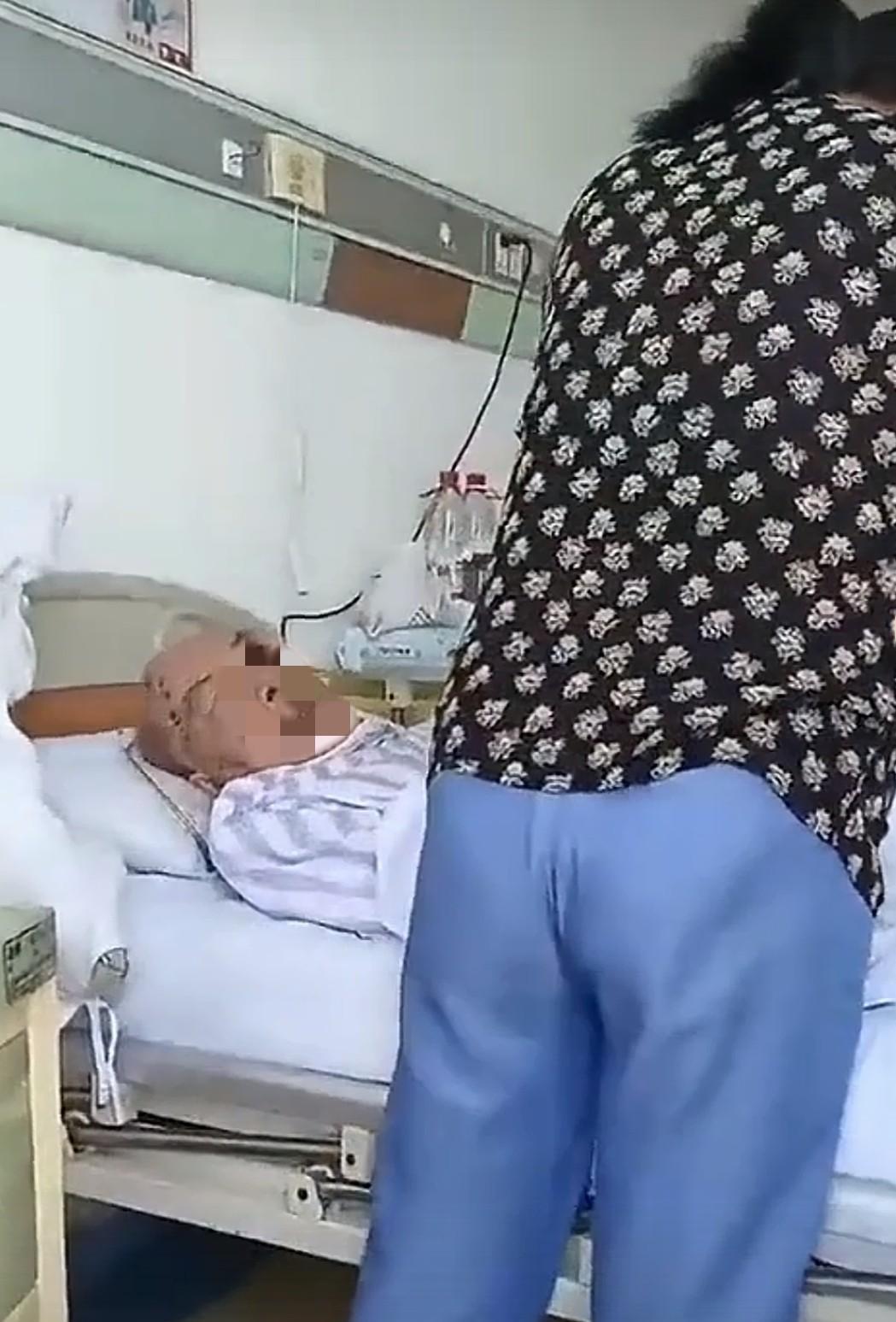 病房里的保姆。在伺候病人时，男性患者竟然脱保姆的裤子，摸保姆的臀部。从这些可以看