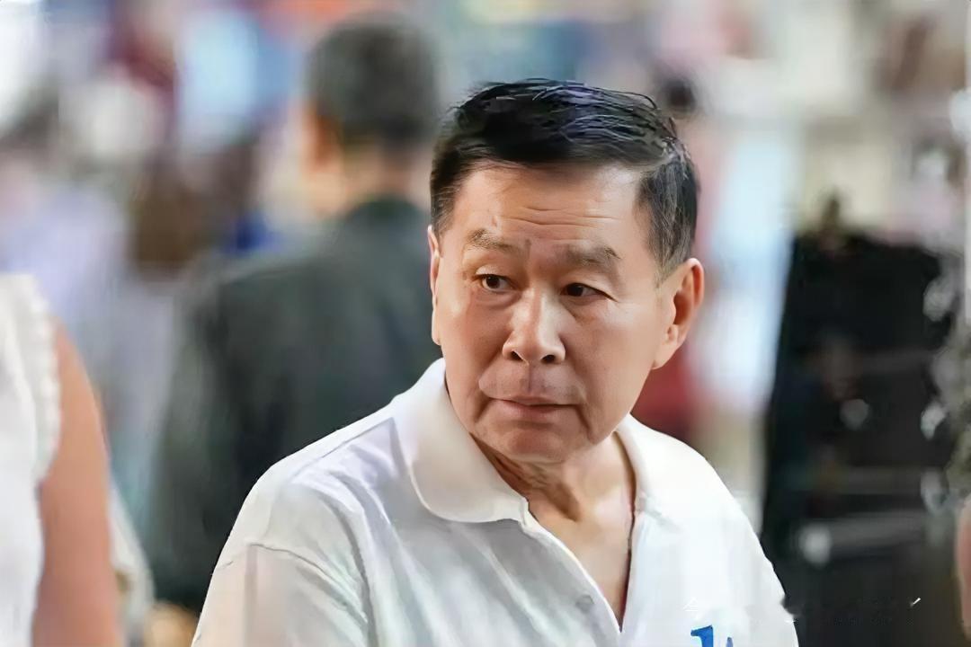 泰国新内阁刚组建没多久，政坛就又热闹起来了。副总理塔玛纳的任职资格引发不小争议，