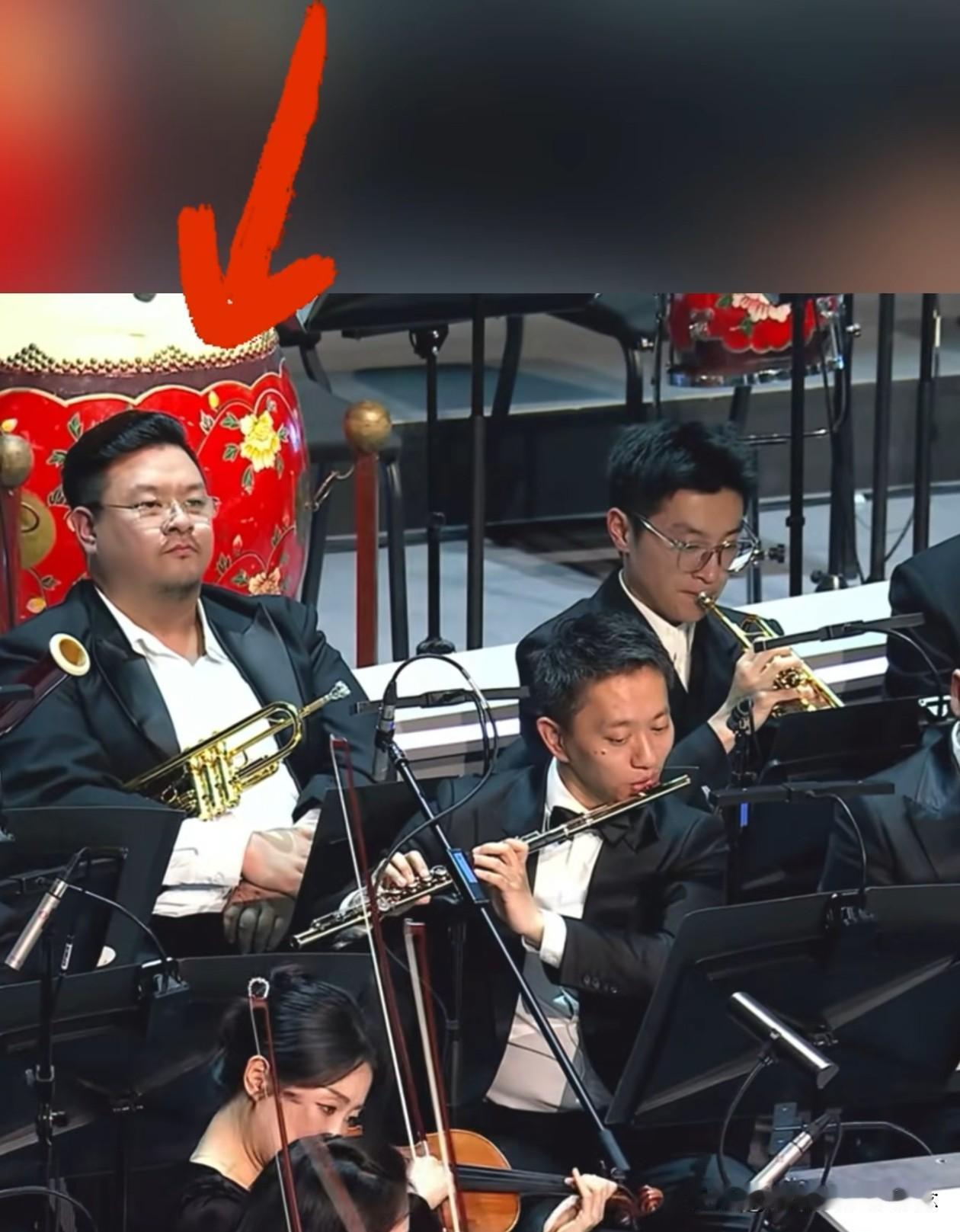“与辉同行”跨年音乐会有人摸鱼，已经传到他工作单位了，西安交响乐团直接把他揪