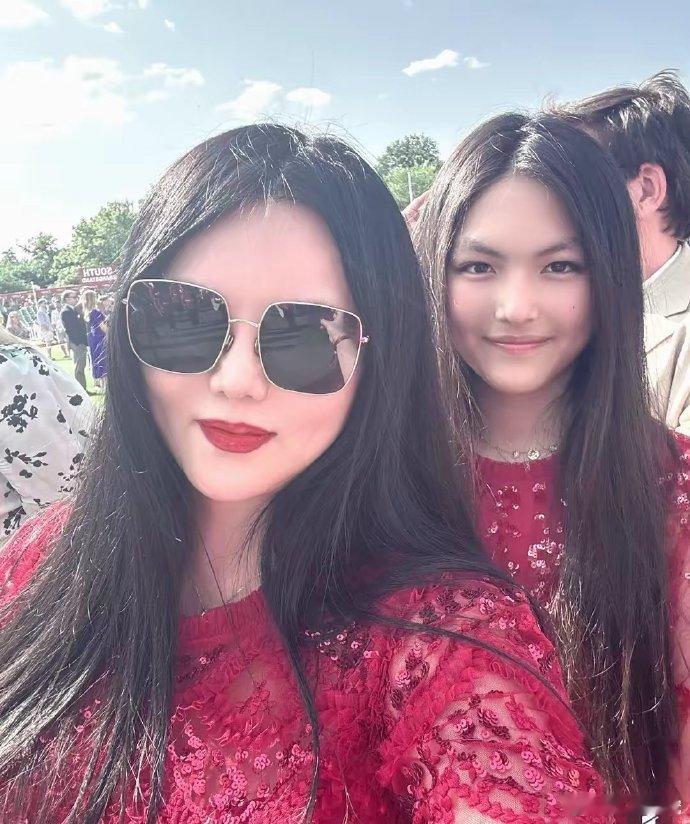 李湘携女亮相，母女装似姐妹。王诗龄着装显成熟，体态圆润，与妈妈同框似同龄人，画面