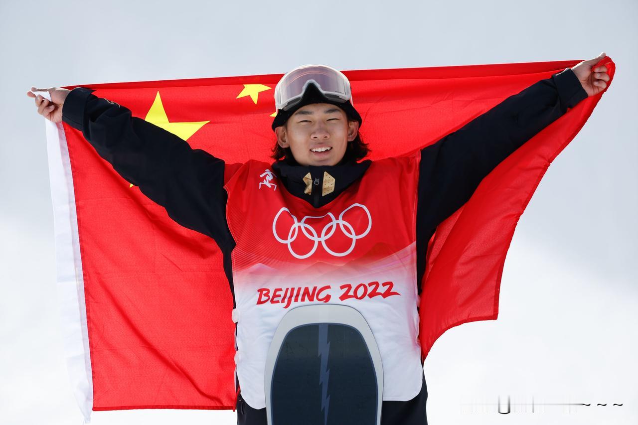 恭喜！苏翊鸣获得米兰冬奥会首金！简单看了一下，他的简历非常牛了。目前是清华大学