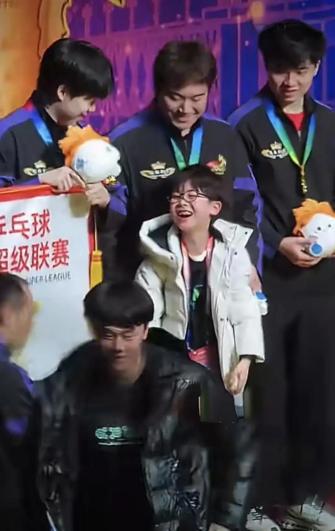 凉皮娃一句姑父，王楚钦秒变邻家哥现场视频里，小男孩举着凉皮袋子冲他喊，声音