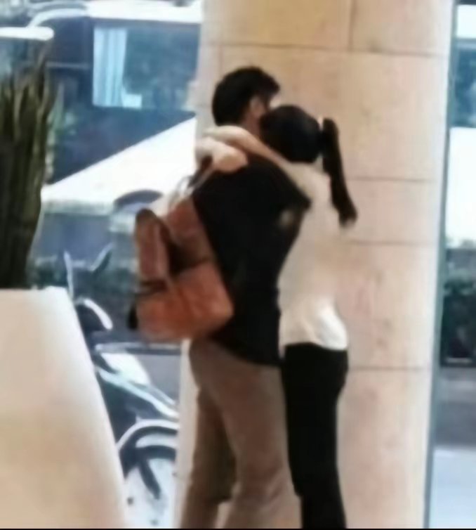 想当年奶茶妹对刘强东还是有真心真感情的，镜头前的眼神骗不了人