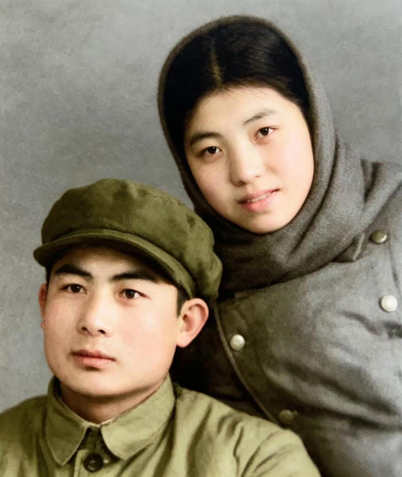 赵先顺夫妇沈阳军装留影。1952年11月沈阳，赵先顺与夫人陈墀拍下军装双人照，泛