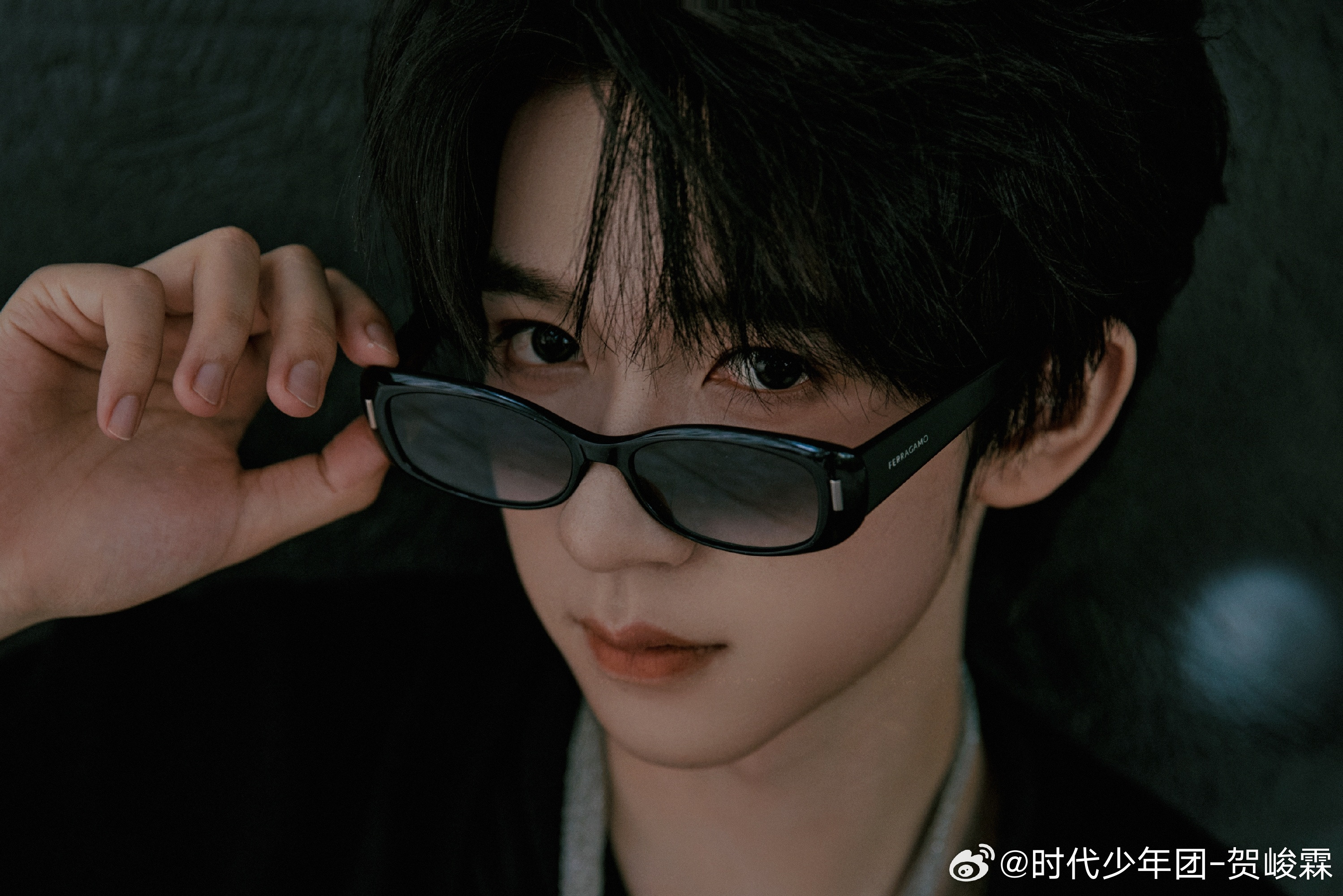 贺峻霖拎着爱马仕回国了这个热搜词条贺峻霖完全就是贵少爷啊😎就这样带着顶级美貌和