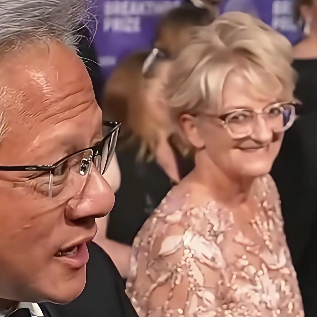 黄仁勋聊起和太太的故事时，眼里的笑意藏都藏不住。主持人问他爱情保鲜的秘诀，他挠挠