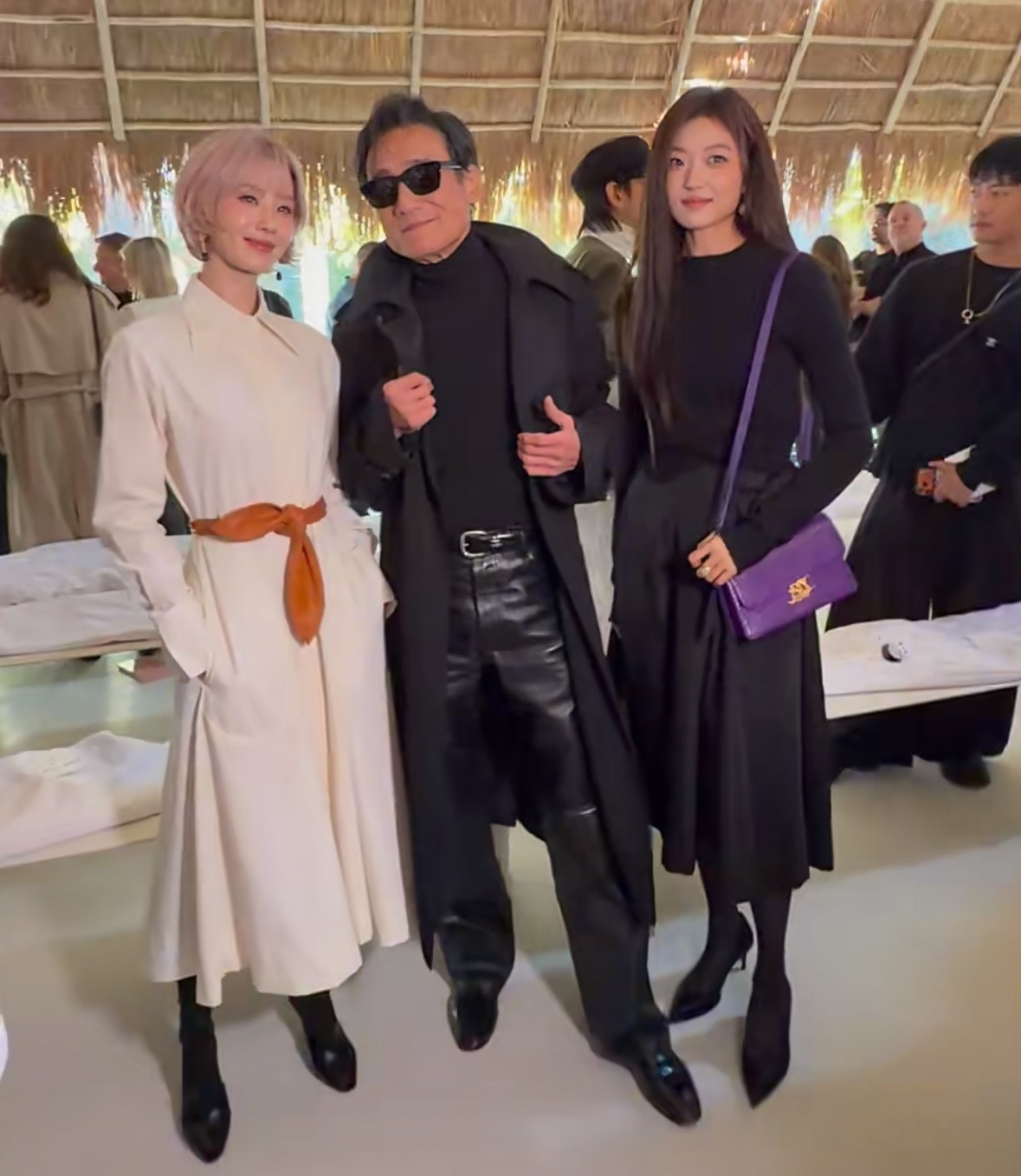 刘诗诗，孙千，梁家辉还有王安宇一起在巴黎看秀！刘诗诗和LVMH长公主坐一起，王安宇和时尚女魔头安娜坐