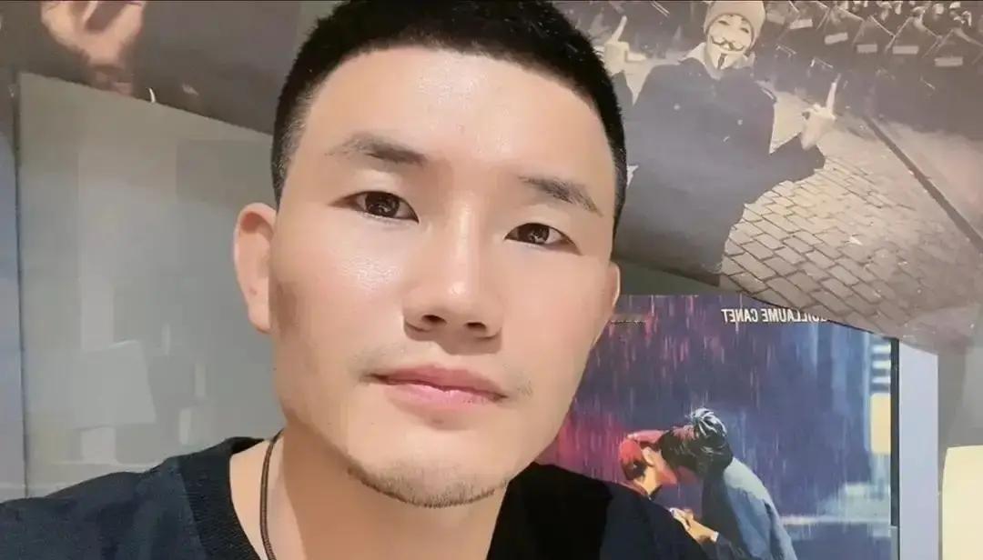 直播间炸了。嘎子哥双眼通红。598一瓶的白酒在屏幕里晃，他吼着“成本就三百多”