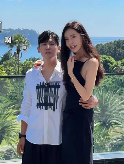 46岁的秋瓷炫和老公一起打网球这身材也太绝了，好挺啊！上围有料，纤细的小腿，这身