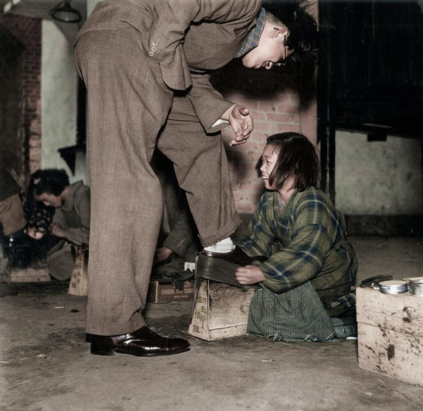 1947年（昭和22年），日本摄影师林忠彦在东京有乐町拍摄了一张女孩擦鞋的照片。