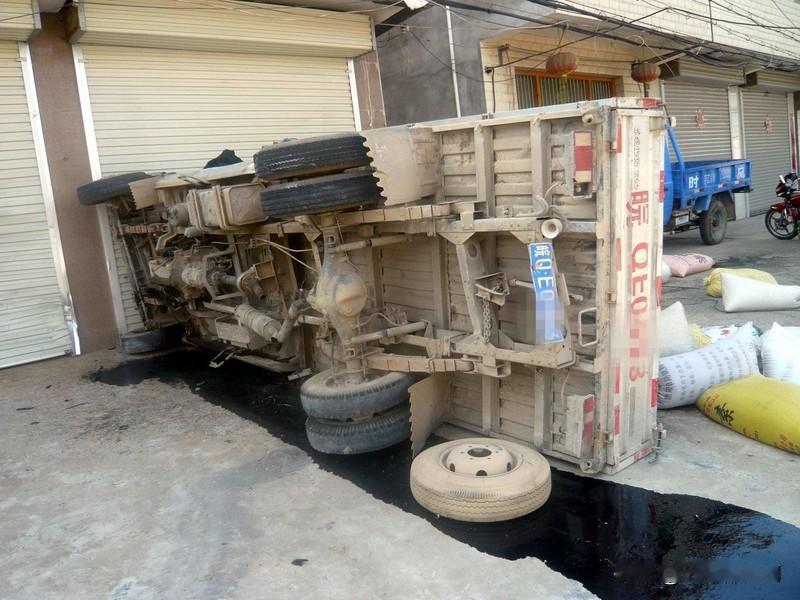 13日，安徽宿州萧县一货车司机在早上六点多开车撞倒一11岁学生张某随后，司