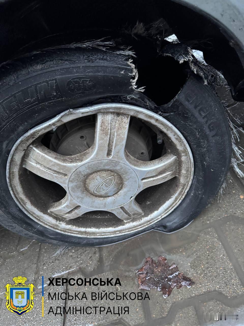 赫尔松一民用车辆触发“花瓣”雷赫尔松州民政管理局消息，约1小时前，当地一辆