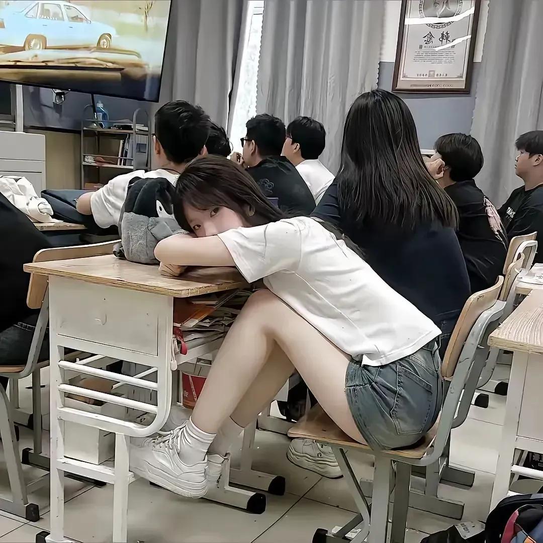 上课不专心，被我发现了吧上课打瞌睡是不是昨天偷牛去了？