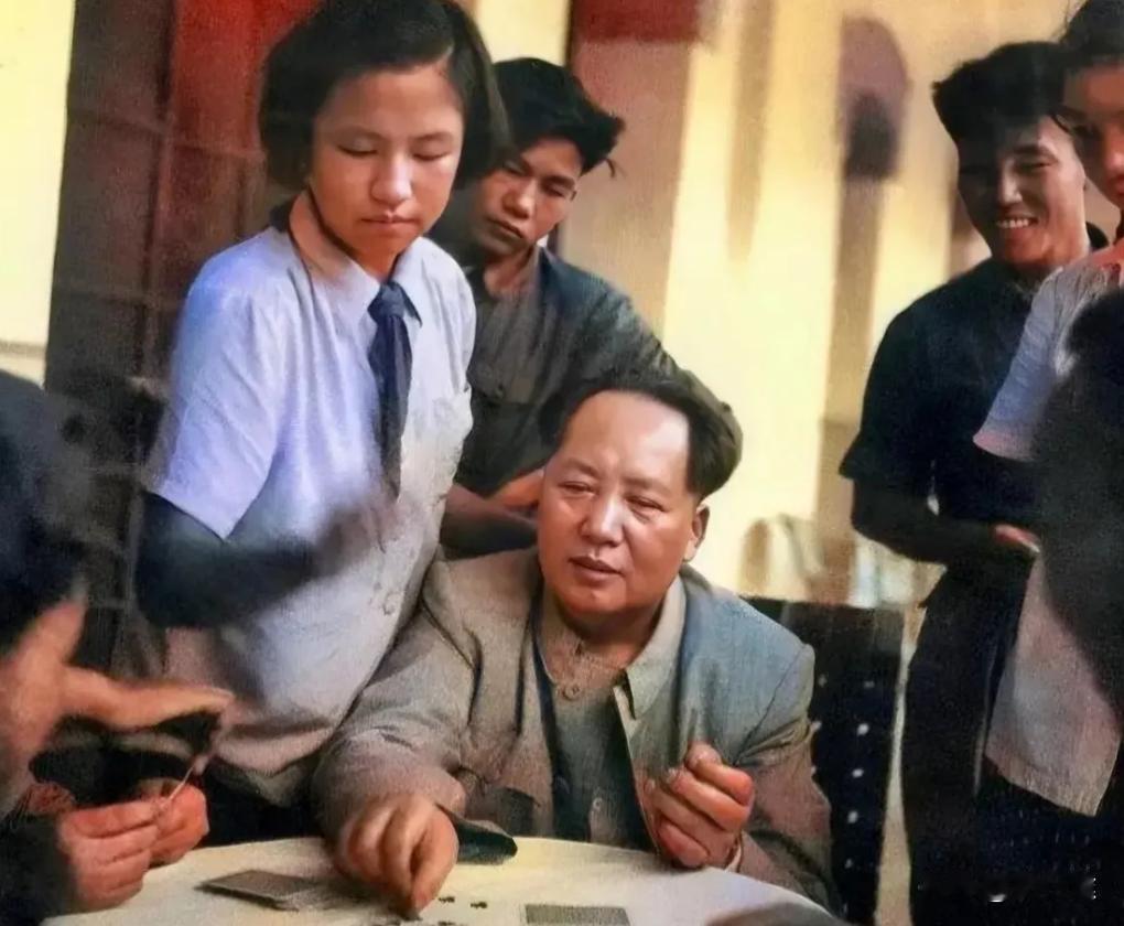 毛主席认真的在打牌，罗瑞卿旁边陪同，李讷帮忙翻牌，难得放松休息一下，温暖又温馨，