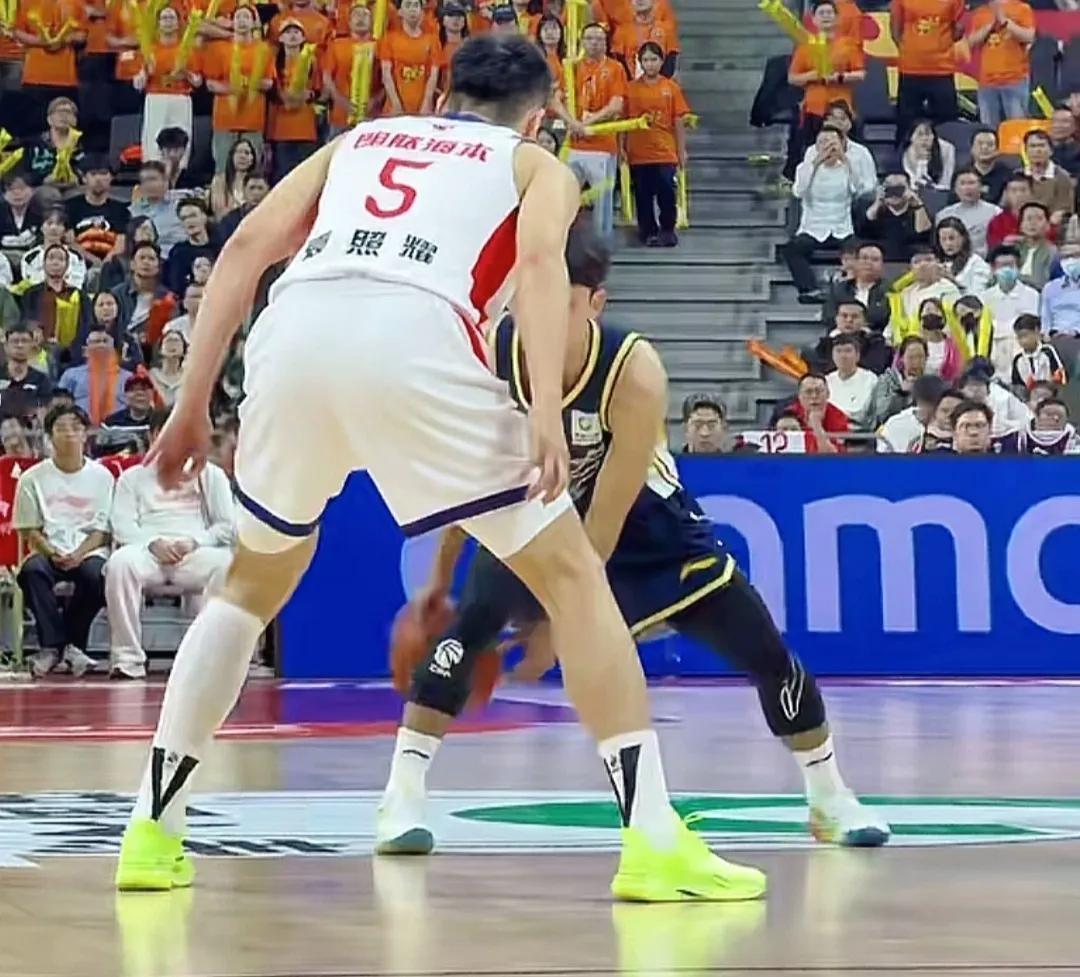 看了广东跟广州比赛，郭士强很自责:如果不是自己的狭隘和私心，当时就能召徐杰进国家