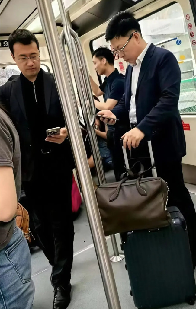 偶遇余承东和何刚，没座大佬居然没座，看着不像作秀，这也太低调了吧，华为管理层与