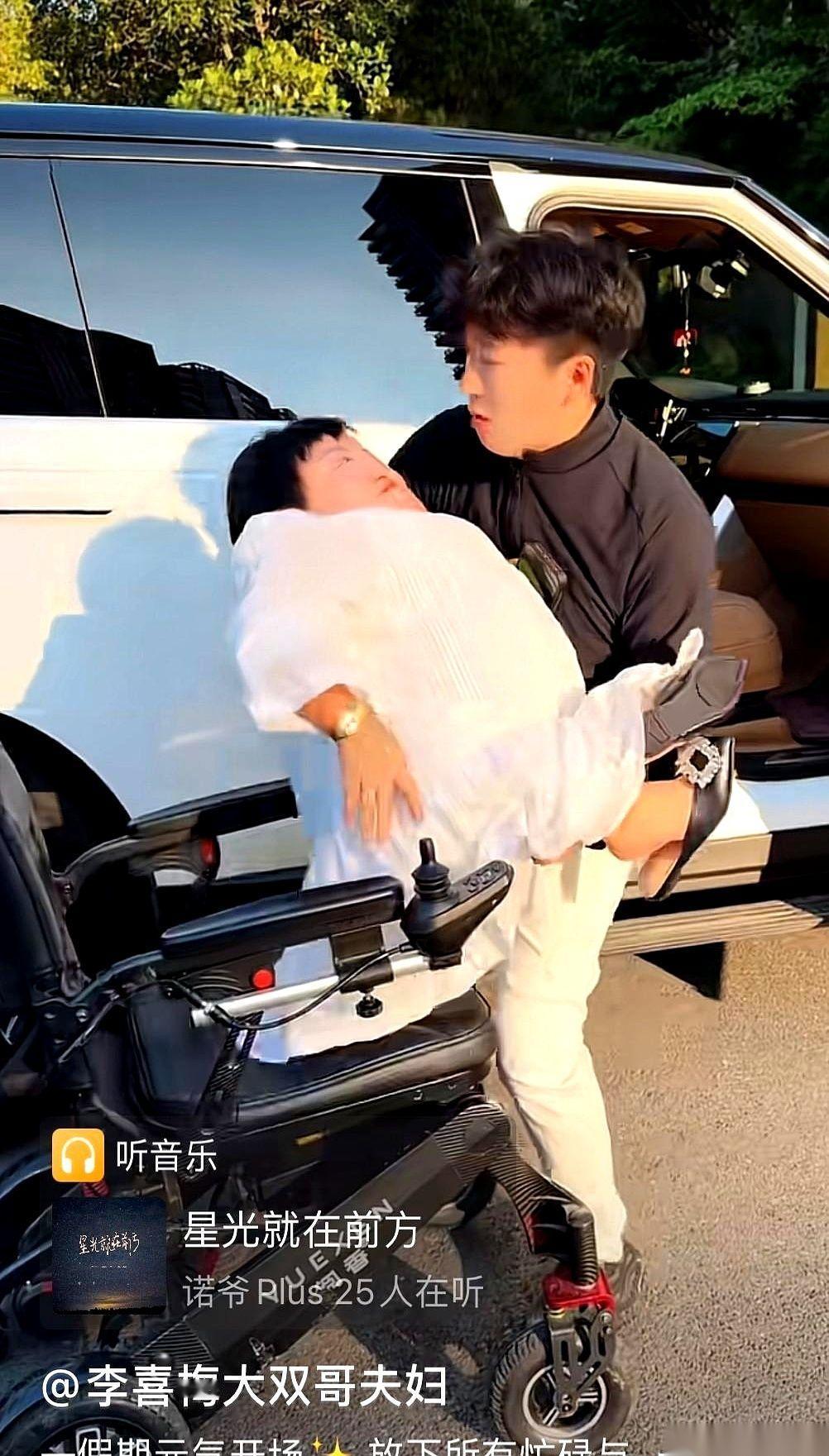 这哪里是回乡探亲，简直是把“排场”直接空投到了贵州农村。看到李喜梅带着一家人回
