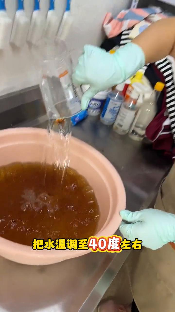 你能想象吗？把豆芽菜放进水壶里就是干洗店的秘密武器。·接上冷水加热烧开，烧开后
