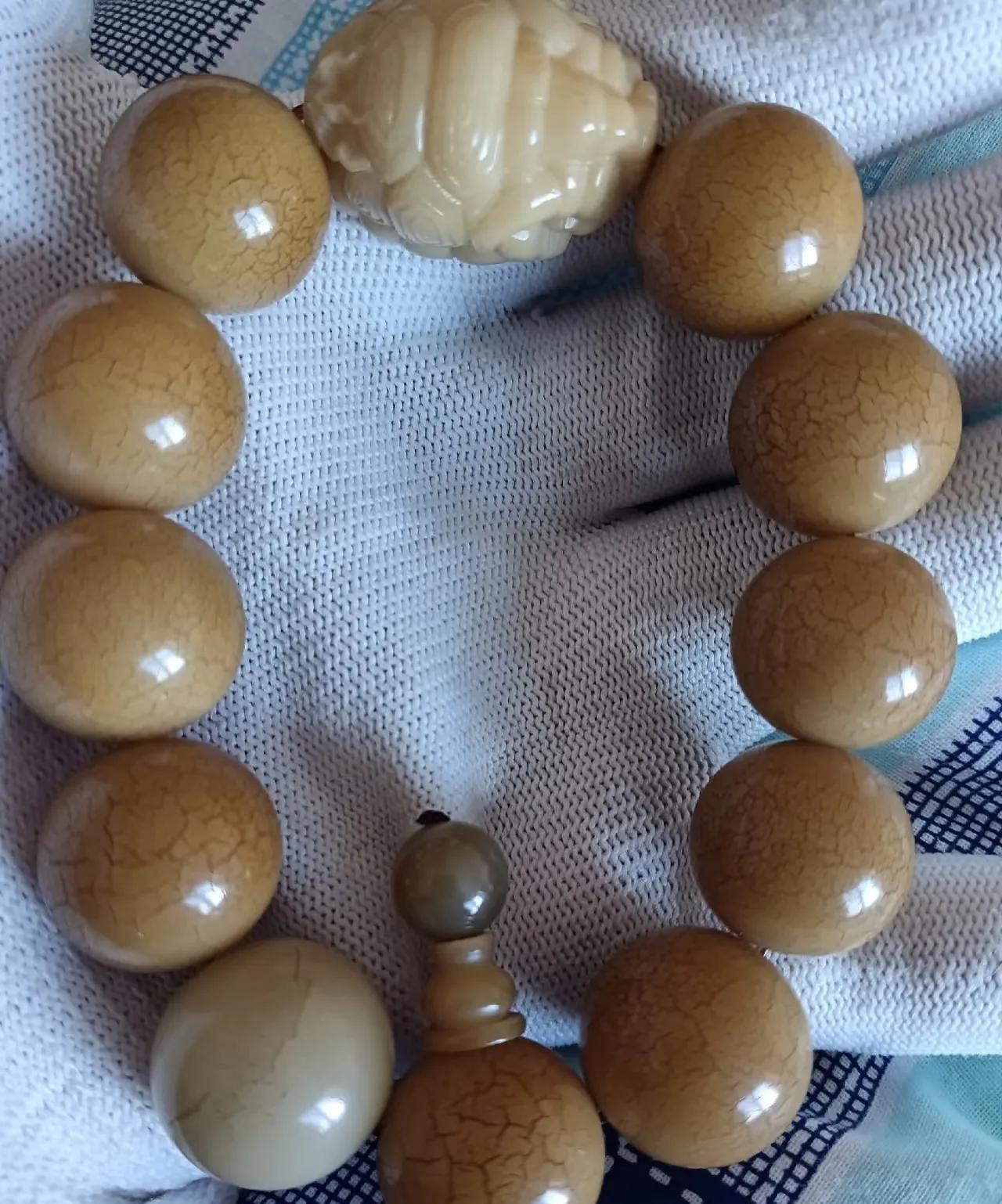 我发现盘了好几年的菩提根最近表面出现裂纹，而且颜色也有点发黄了，太难看了，真想扔