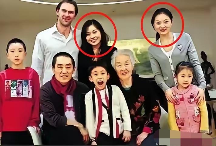 张艺谋全家福，两位美女差不多大一个是老婆，另一位是谁？
