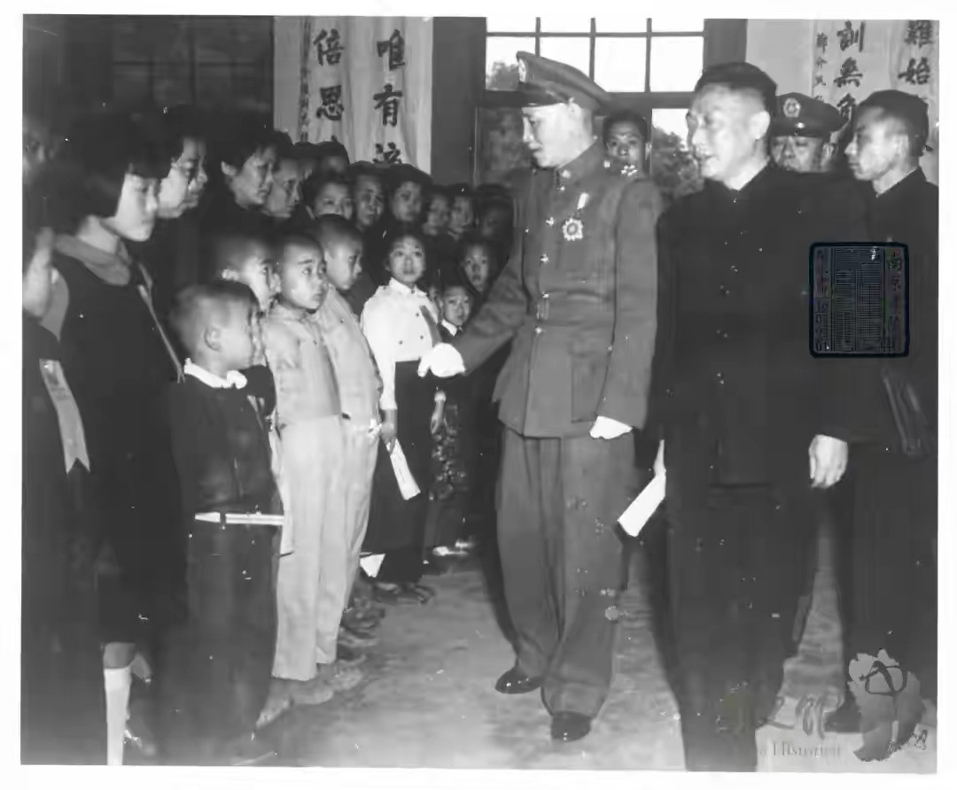 1946年，南京。蒋介石参加戴笠的追悼会。戴因飞机失事在岱山机毁人亡。致辞时老蒋