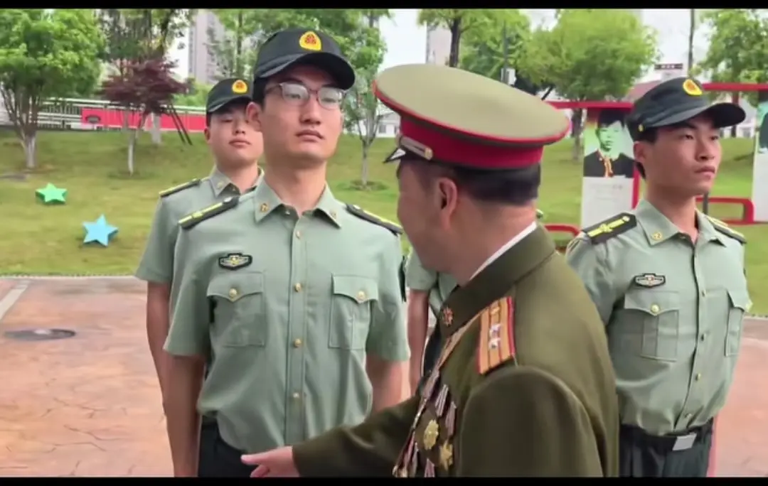 这个士兵看起来有点紧张，人家都伸手跟他握手了，他还半天没反应过来。