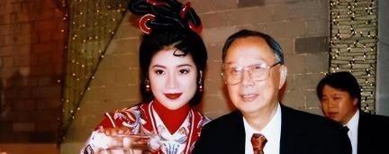 说个真事儿，香港富豪林百欣的四太太蔡艳如，1979年离婚走人，带着女儿去了美国。