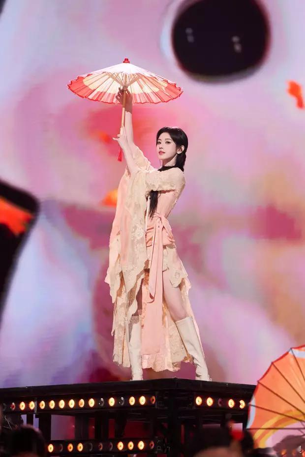 分享娱乐分享娱乐鞠婧祎穿浅色新中式襦裙明媚优雅撑伞起舞身姿柔美翩跹