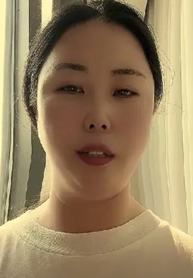 不装了，摊牌了！看最新回应张卓毅妈妈终于说实话了，这回连装都懒得装了，明