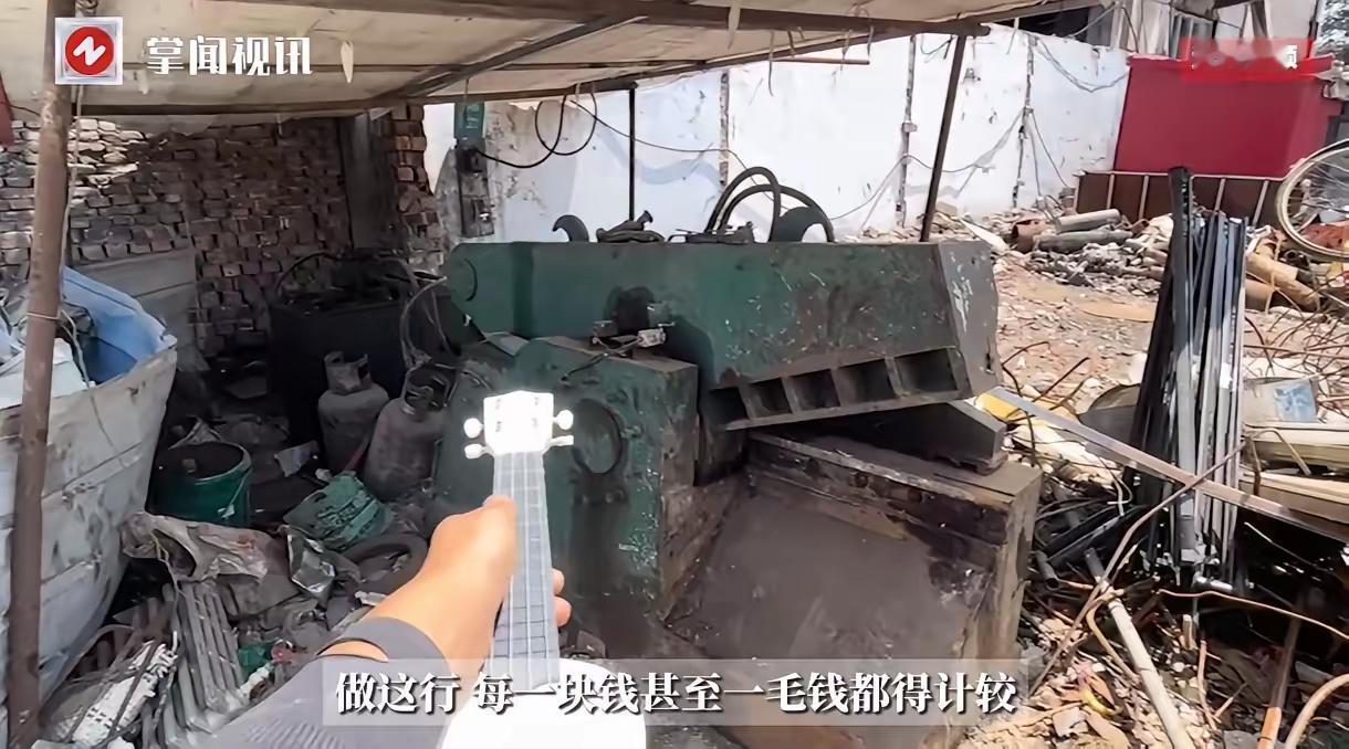 这篇报道讲述了一位00后年轻人郭明，凭借30万元的创业资金，在废品回收行业里短短