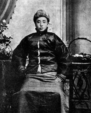 东北王张作霖做兽医时有个绝招，他能把手伸进马肚子里把郁结的部位捏碎，马病十有八九