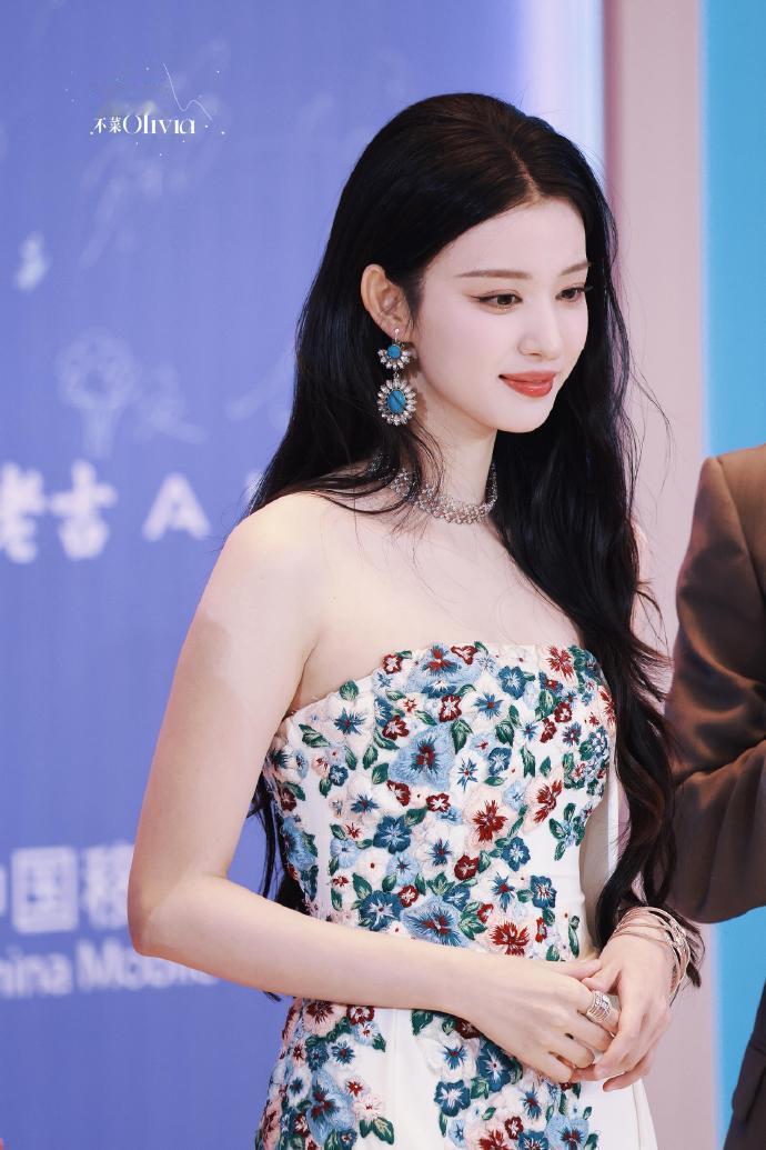 王楚然乱花渐欲迷我眼王楚然在花丛中的模样太迷人啦！花裙随着步伐摇曳，那氛围感