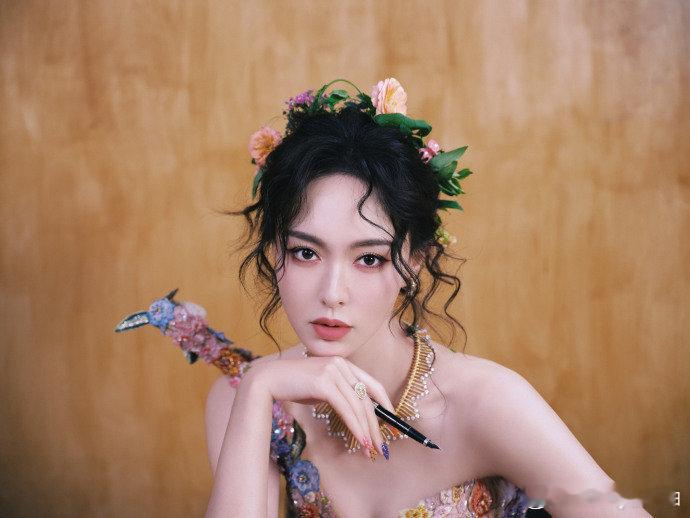 唐嫣把花留在镜头里唐嫣花仙子妆造唐嫣W盛典光影典礼的花仙子妆造也太美了吧，把花留